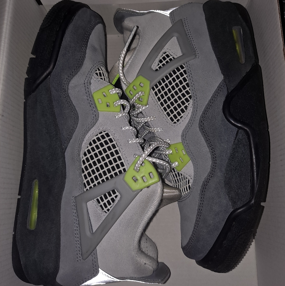 ***SOLD*** Jordan 4 Retro